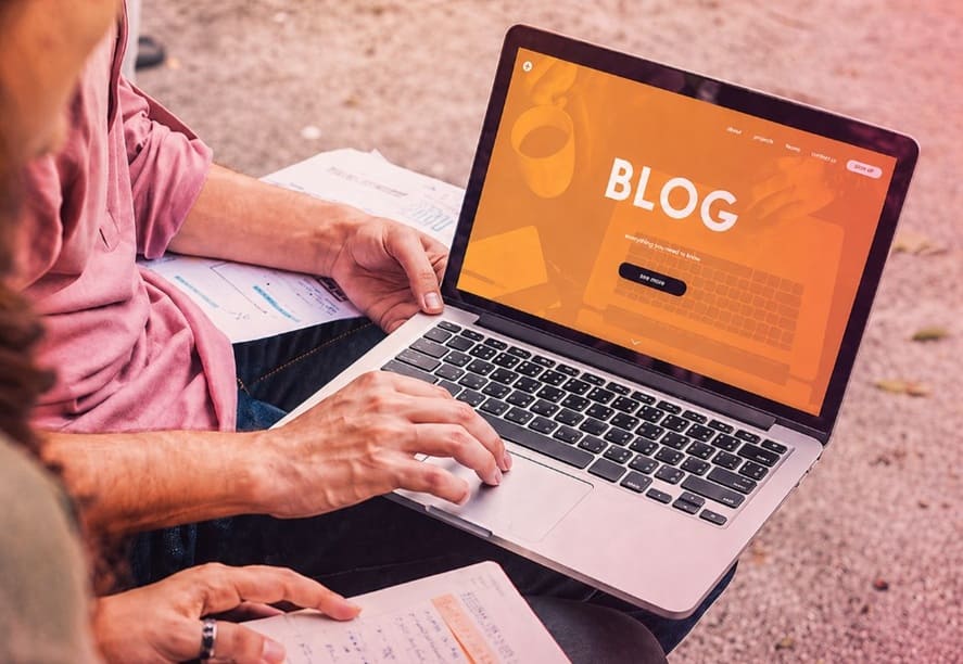 Dos personas junto a un ordenador muestran para qué sirve un blog