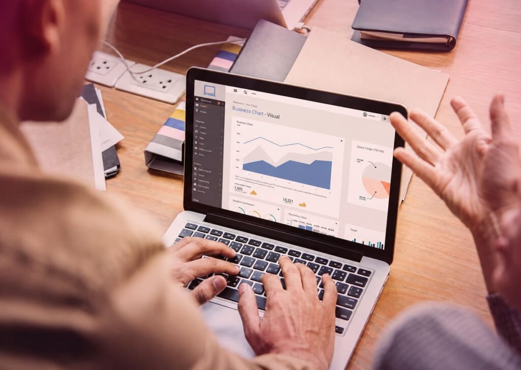 Personas junto a un ordenador planteando cómo elegir agencia SEO